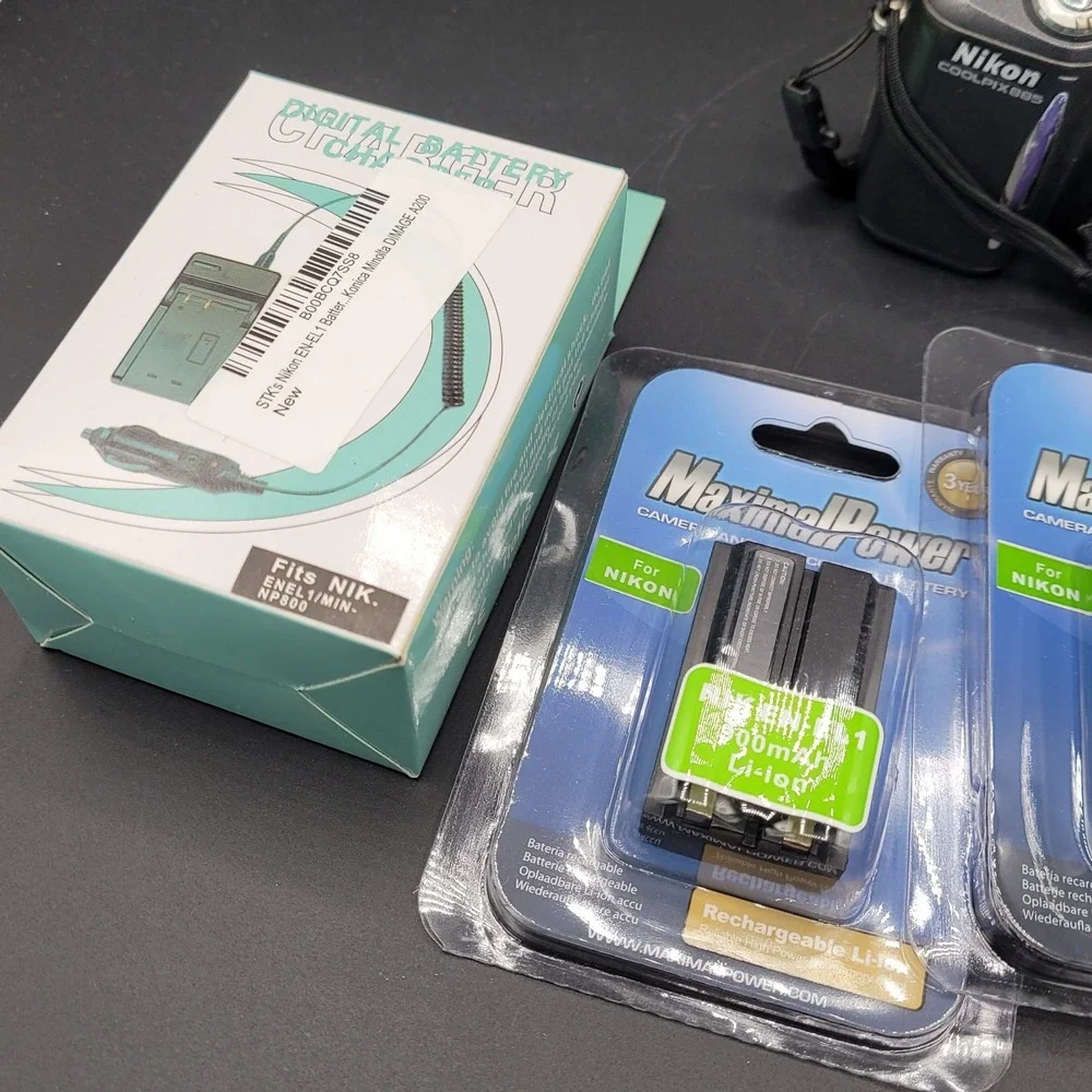 Nikon Coolpix 885 Camera With Batteries And Memory Card Reader Read Description